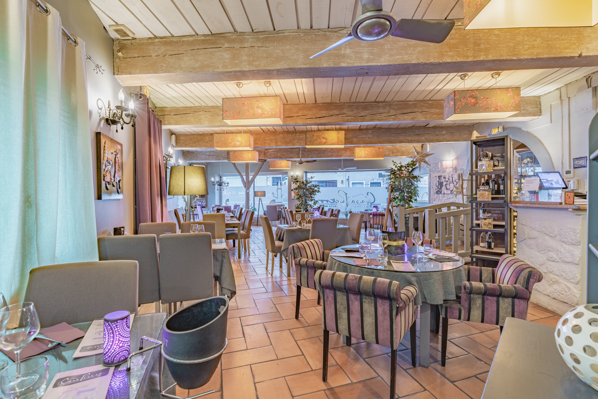 La salle du restaurant Casa Pietro, poutres apparentes et ambiance chaleureuse