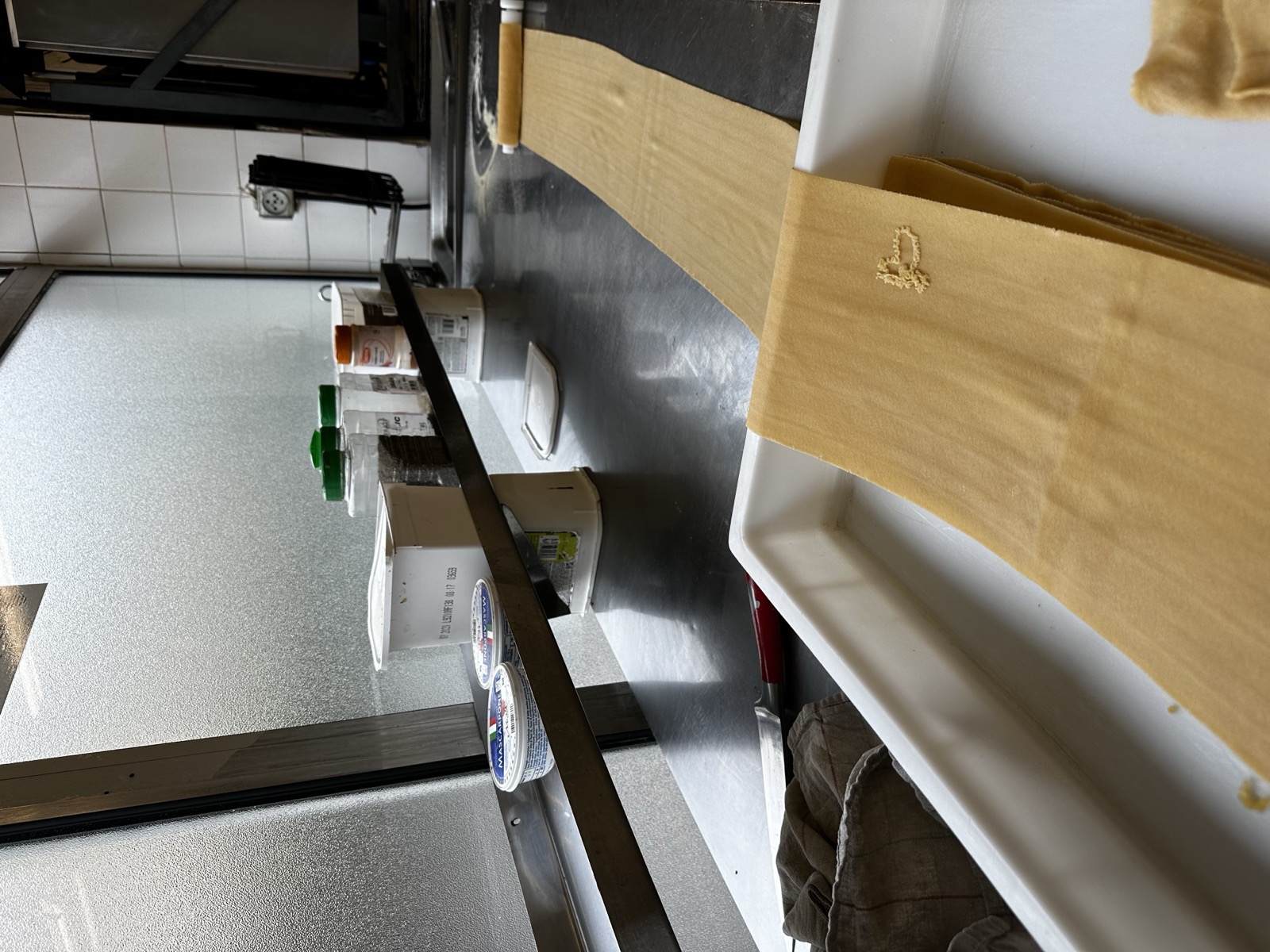 Pâtes fraîches faites maison en cuisine