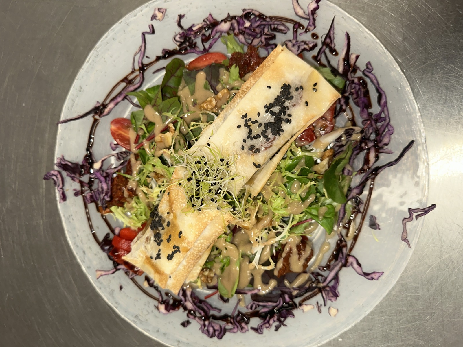 Salade Pastore, croustillant de chèvre et noix